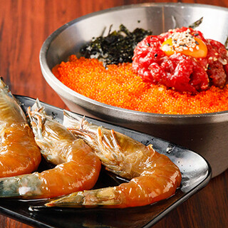 絶妙にマッチ◎ユッケ＆カンジャンセウビビンバが人気！