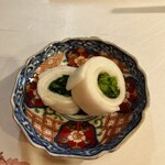 ひろ作 - お酒を頼むと戴ける1品は蕪の浅漬けでーす。