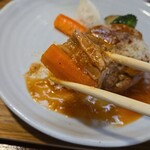 キッチン ブルー グローブ - いただきます、気持ち人参の苦味を感じる