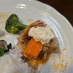 キッチン ブルー グローブ - ポテサラ、人参を添えて