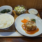 キッチン ブルー グローブ - 三元豚肩ロースポシェ　チーズと胡椒とブラットオレンジソース