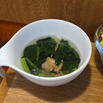 キッチン ブルー グローブ - ほうれん草スープのアップ