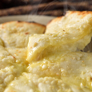旨味爆発！チーズたっぷりのガーリックチーズナン