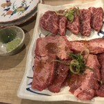 和牛焼肉大衆酒場 ホルモン博多春吉のじゃん横 - 