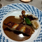 Nicolas Chevrollier - 鮮魚（オオモンハタ）のソテー黒ニンニクソース