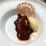 Nicolas Chevrollier - 洋ナシのチョコレートソースかけ　ラム酒バニラアイス添え