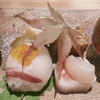 日本料理 新 - 鯛の手毬寿司、サーモンのなますの林檎のピューレのせ