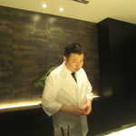 中目黒 いぐち -  撮影の際、カッコよく決めようと？したものの～店主　いぐち氏　^_^;