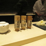 中目黒 いぐち -  カウンターに用意された一味、粉山椒、黒山椒でいただく焼き鳥