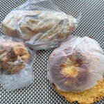 うーぱんベーカリー - ◆3個購入しました。1,160円(税込）。 単価がお高めですけれど、1個が他店より大きめなので、実際に頂いた印象ではお高くありません。 レシートにパンの名称の記載がなく記憶もおぼろげなので、名称は適当です。m(__)m それぞれ、390円か380円のどちらかです。