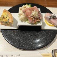 鉄板 詩音 - ほうれん草とベーコンのキッシュ、ポテトサラダ、ローストビーフ、牡蠣と生ハムのミーキュイ