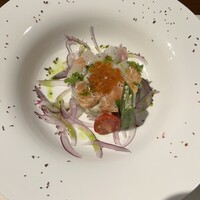 鉄板 詩音 - 鮮魚とアボカドのタルタル　瞬間燻製