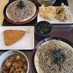 二代目長助 - (手前)鴨汁ざる蕎麦、アジフライ、無料トッピングのわかめ　(奥)鴨汁ざる蕎麦、鶏天、舞茸天、無料トッピングのわかめ