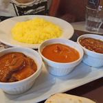 アジアンダイニング LUMBINI -  ３種カレーランチ（バターチキンカレーなど）