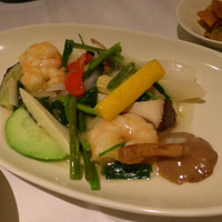 南国酒家 原宿本店 -  天然海老と季節野菜の炒めもの