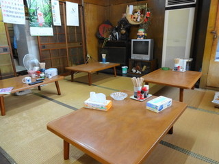 Miharushokudou - 小上がりに座卓が4つ。ブラウン管テレビも健在でした。