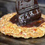 お好み焼き ふじや - ソースを塗って、カラシ･マヨネーズ(๑˃̵ᴗ˂̵)و ﾖｼ!