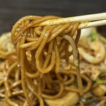お好み焼き ふじや - 酸味の効いたソースの「山芋焼き」とちがって
      「焼きそば」は甘さの立つ味わい (*´ч`*) ｳﾝﾏッ！
      
      プラスして、玉ねぎの甘さがいい仕事してるわぁ！