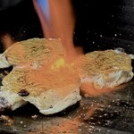 お好み焼き ふじや - じっくり火を通し！皮は火を通しいい感じやな