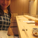 金城 - 綺麗な白木のカウンターは平野さんからの伝統 