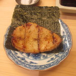 金城 - 平らぎ貝はしょうゆ焼きにして焼き海苔で巻いて食べる 