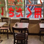 カリーライス専門店エチオピア - 窓側席(真ん中の席が一番好き)