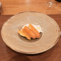 La Stalla - 自家製モッツアレラにオリーブオイル、自家製ボッタルガ（からすみ）を乗せて