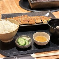 うなぎ四代目菊川 東京駅黒塀横丁店 - 白焼一本定 （白焼一本・小鉢・ご飯・肝吸・漬物）