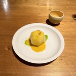 ドンブラボー - かぶ
      （ローストしたかぶを薪釜の前で軽く水分を飛ばしながら薫香つける、イギリス産ゴルゴルゾーラのソース、いちじくの葉のオイル）
      