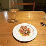 ドンブラボー - ブリ
      （冷燻カルパッチョ、クミンを入れて豚の頭や豚足のテリーヌのコッパ、フルーツトマトなどの野菜）