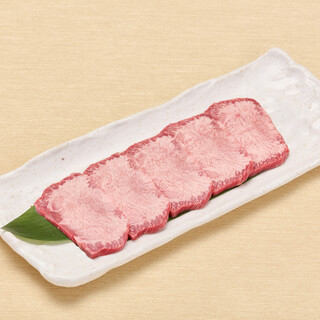 肉卸し直営が並べる、上質な和牛の数々。希少部位の盛り合わせも