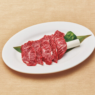 肉卸し直営が並べる、上質な和牛の数々。希少部位の盛り合わせも