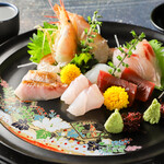 輪恩 - 料理写真:刺身盛り合わせ 旬の鮮魚を使った盛り合わせ2名様盛1280円～