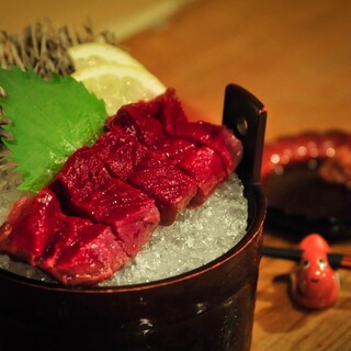毎日仕入れる、新鮮な【会津ブランド認定馬肉】の馬刺し・桜鍋