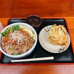 麺処 綿谷 高松店 - 冷豚肉のぶっかけ（小）と野菜かき揚げです。（2024.11 byジプシーくん）