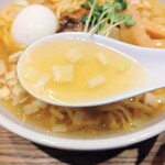 磨宝の鶏中華そば てらうち - 口当たり甘めで、あまり濃い味にしていないスープ
      鶏と水のみでここまで旨味を出すのは簡単ではないはず