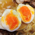 磨宝の鶏中華そば てらうち - 黄身濃厚な塩卵
      口に含んでからスープで追いかけるのがお薦め