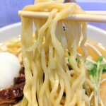 磨宝の鶏中華そば てらうち - 通常の６倍の卵を使っているという中太縮れ麺
      そのツルツルモチモチ感が癖になります