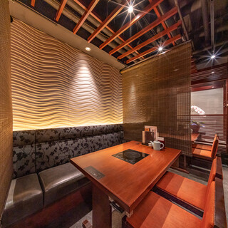 店内は落ち着いた照明でゆっくりとお過ごしいただけます。