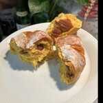 ベッカライ0044 - ぶどうパンのラムレーズンのかぼちゃバージョンって感じです〜　やはりフワッとしっとりフッカフカ〜　byまみこまみこ  byまみこまみこ