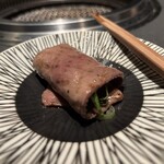 輪屋 - 新鮮なネギをたっぷり巻いて食べる絶品メニュー。