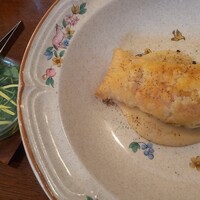 il tram - 魚のパイ包み。ハーブをピンセットで載せます。