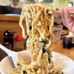 麺屋酒田 - 極太ちぢれ麺をリフトUP⤴️