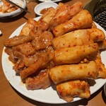 銀座 王十里 - 左:ミノ、右:ホルモン（シマチョウ）