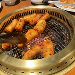 銀座 王十里 - ホルモンの焼き