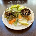 バルバルキッチンアメリ - ランチサラダ
      今日は冷奴の代わりにひじき煮が付いてきた。