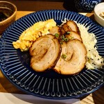 江戸堀 焼豚食堂 - 煮豚が5枚入っていた。