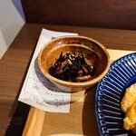 江戸堀 焼豚食堂 - 選べる小鉢、ひじき煮。