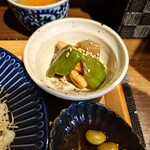 江戸堀 焼豚食堂 - 選べる小鉢、ピーマンとこんにゃく炒め。