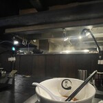 鏡花 - カウンター席から厨房を見る